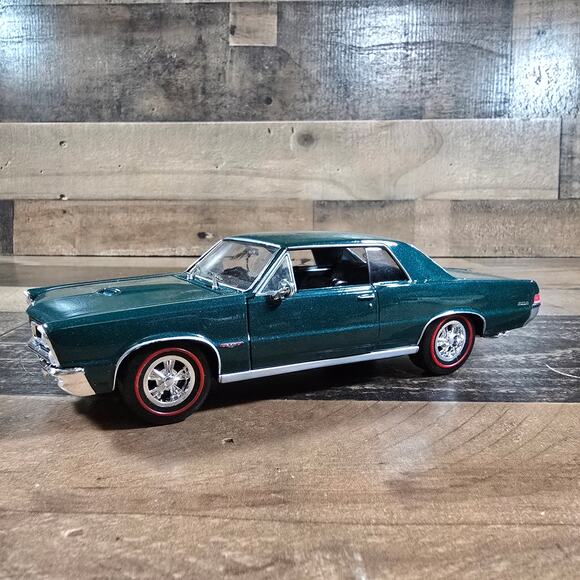 1965 Pontiac GTO Green Diecast Model Car 1:24 Scale - Picture 1 of 9